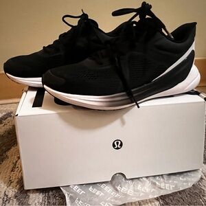 Lululemon W Blissfeel run black. Size 7.5 NWT